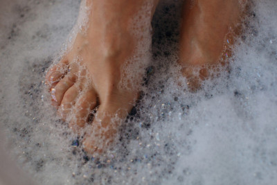 Rendam Kaki Anda dengan 4 Bahan Alami Ini